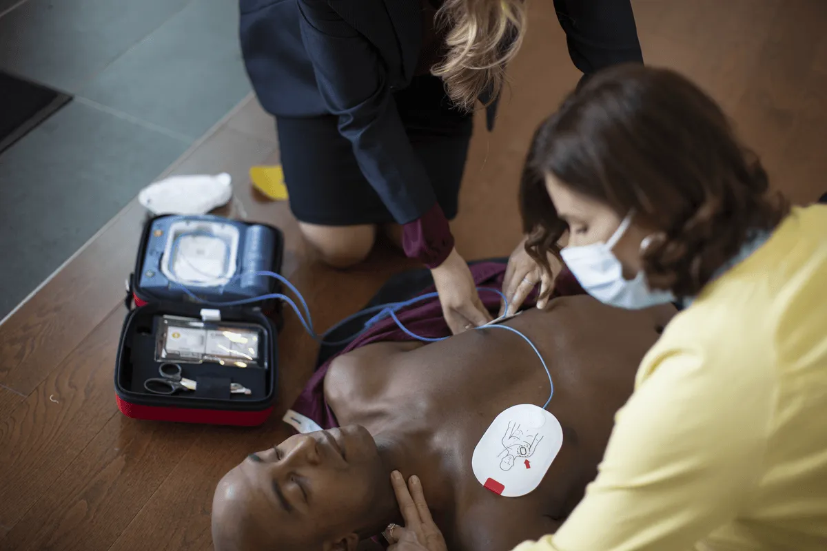 Ever Ready First Aid complete emergency kit with Philips AED, Defibrillation pads, and Beaty CPR (Adults and Children)